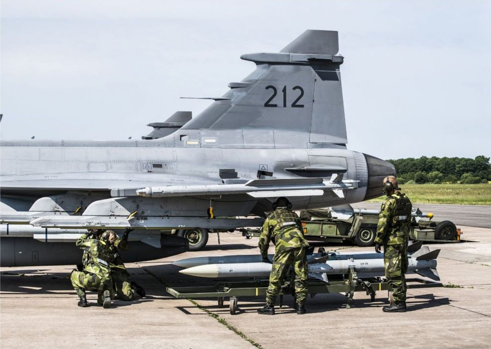 Lars Pehrson/TT | Ett svenskt Jas Gripen-plan rustas för insats i den stora flygvapenövningen med Finland, Estland, England och Frankrike.