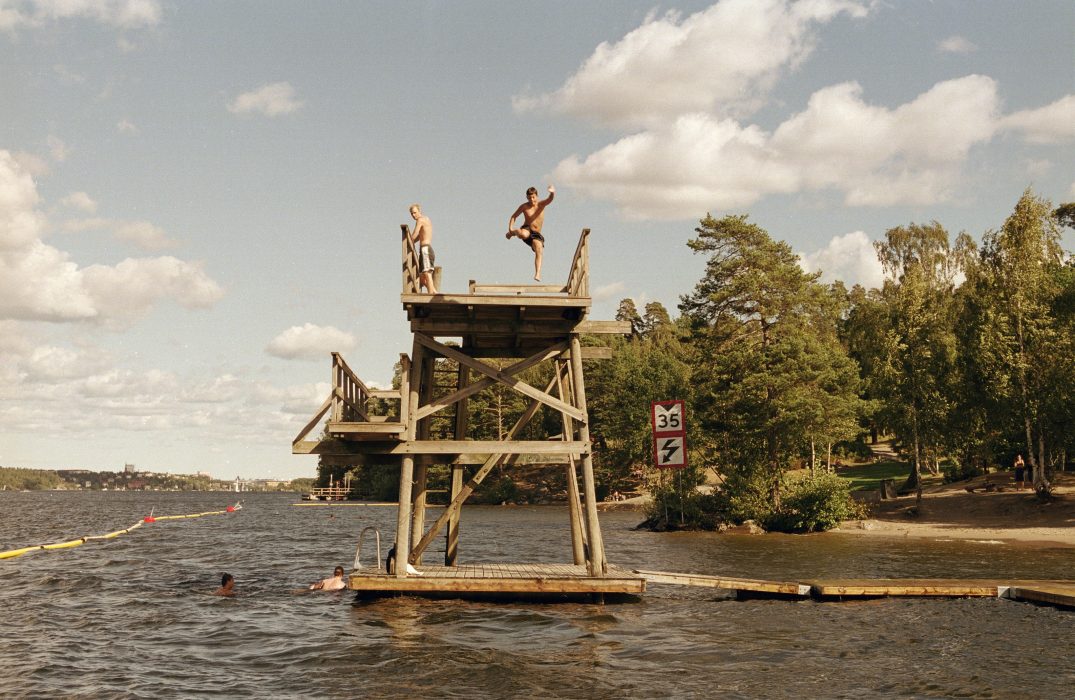 Erik G Svensson | Mälarhöjdsbadet är en av de 31 av Stockholms stads badplatser där människor flockats under den varma försommaren.