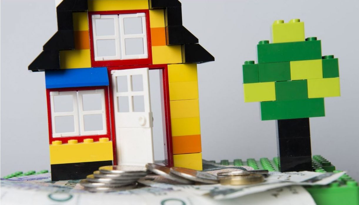 Erik Nylander/TT | För att undvika risken för en bostadsbubbla bör Riksbanken ge ut pengar som inte är kopplade till banklån, skriver Lars Alaeus, ordförande för Positiva pengar.