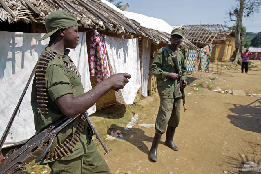 Schalk van Zuydam AP/TT | Kongolesisk militär patrullerar i en by i centrala Kongo-Kinshasa.