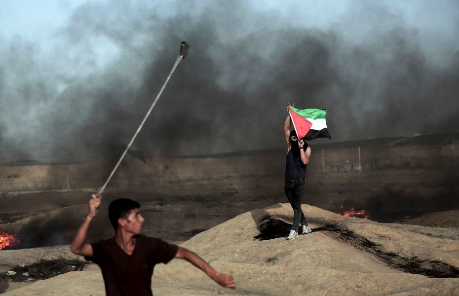 Khalil Hamra/AP/TT | En ung man protesterar vid den israeliska gränsen i Gazaremsan i maj i år.