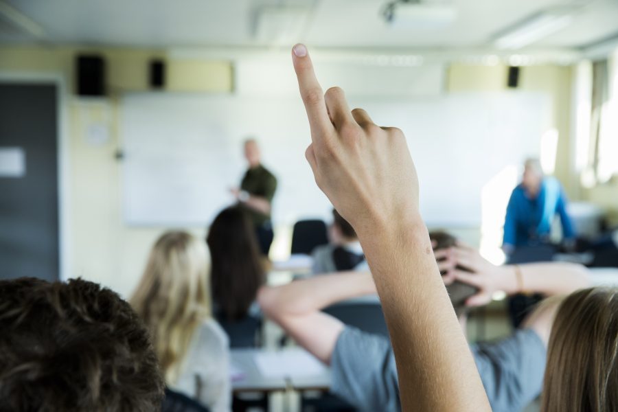 Sex av tio gymnasielärare vill lämna yrket på grund av hög arbetsbelastning.