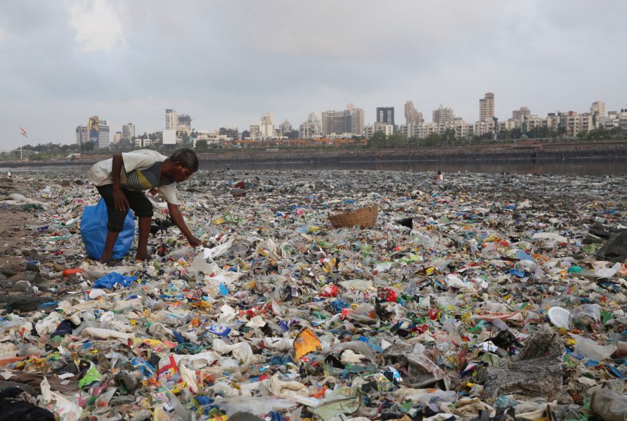 Rafiq Maqbool/AP/TT | Stranden fylld av skräp, Bombay, Indien.