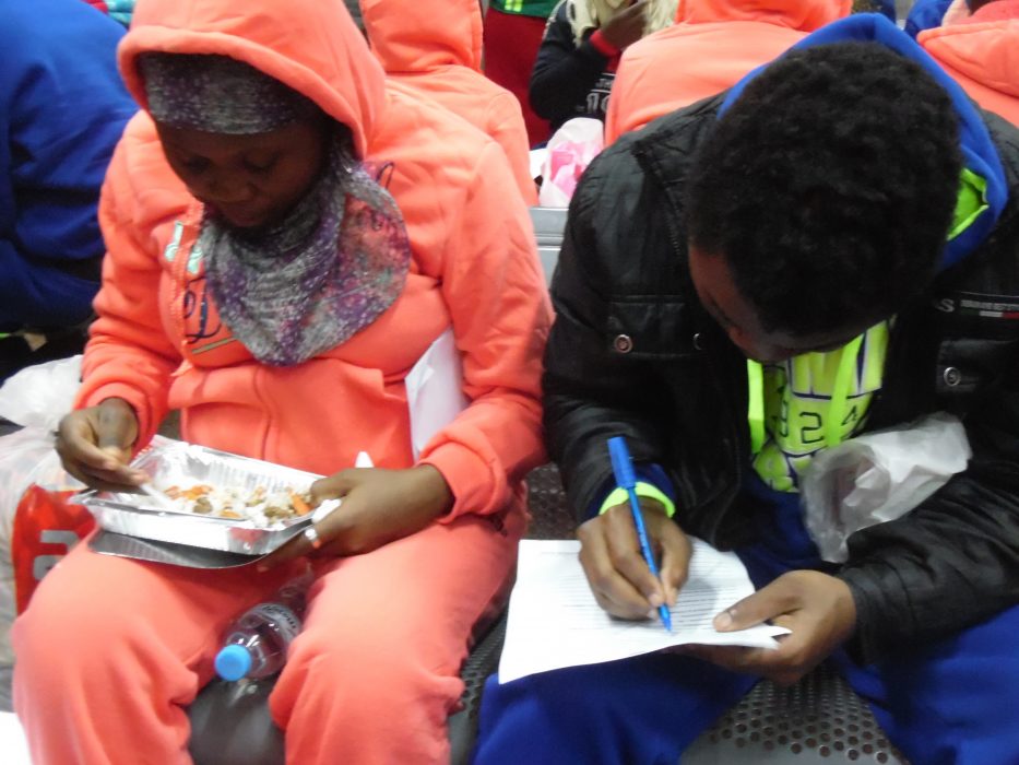 Mbom Sixtus/IPS | Hemvändande migranter får något att äta och fyller i formulär på flygplatsen Yaoundé Nsimalen Airport i Kamerun.