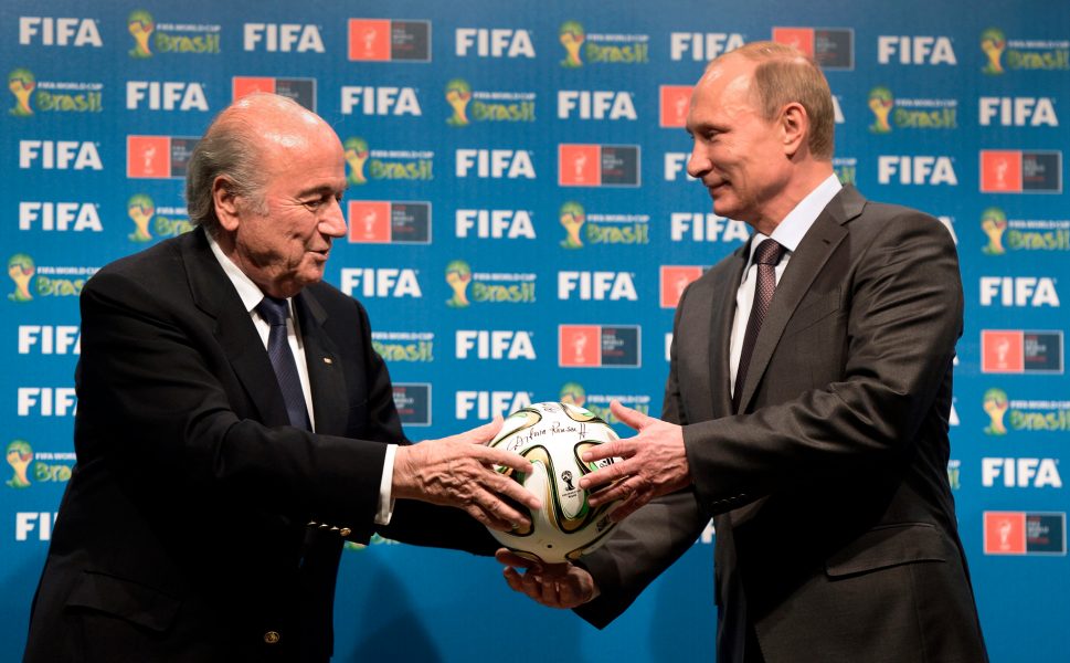Foto: A Alexei Nikolsky/AP/TT | FIFA:s förre president Sepp Blatter överlämnar en boll till Vladimir Putin vid en ceremoni i Rio de Janeiro, 2014.