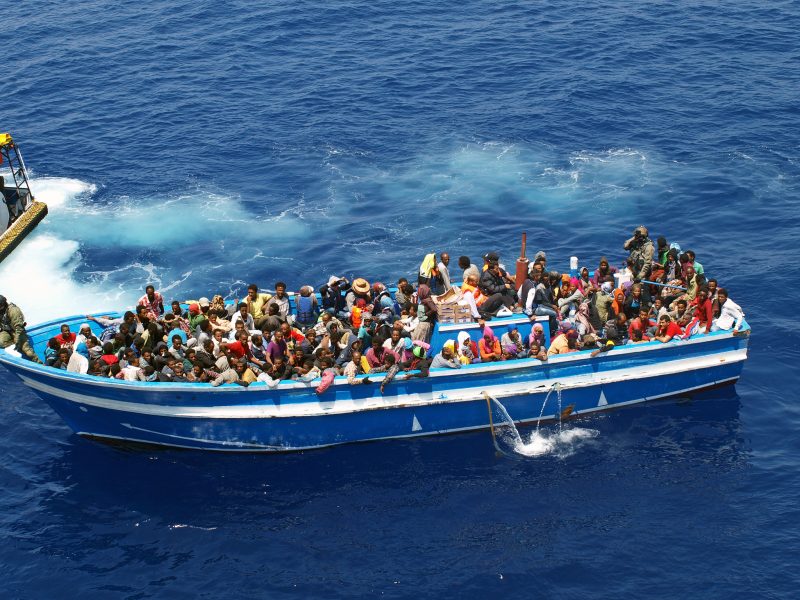 KBV 001 Poseidon/Kustbevakningen | Migranter på väg till svenska kustbevakningsfartyget K001 Poseidon i Medelhavet 2015.