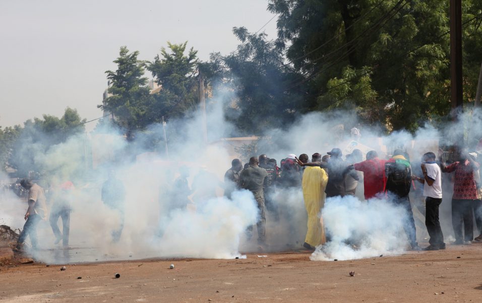 Foto: Baba Ahmed/AP/TTSäkerhetsstyrkor i sammandrabbning med oppositionsaktivister under protesten i Bamako i Mali på lördagen.