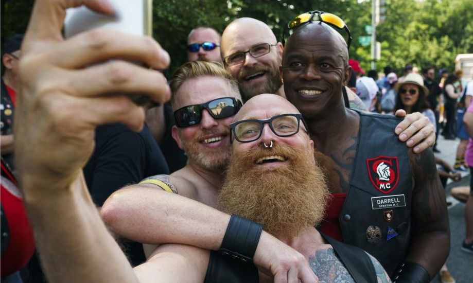 Carolyn Kaster/AP/TT | Medlemmar i Spartan Motorcycle club fotograferar sig själva innan de ansluter till Capital Pride Parade i Washington.