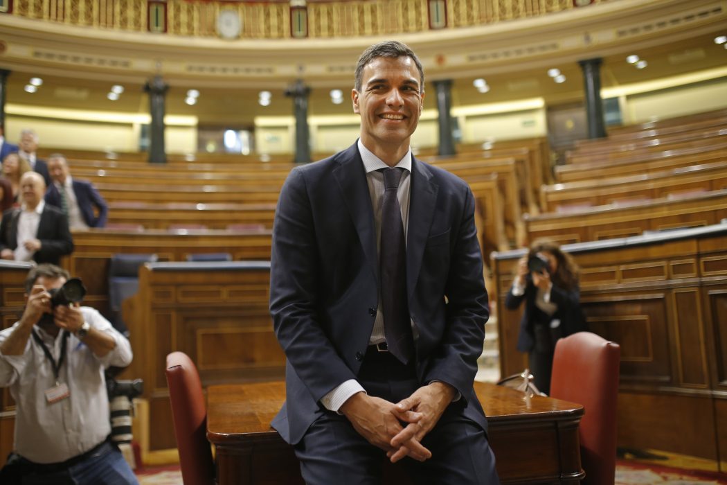Francisco Seco/AP/TT | Socialistpartiet PSOE:s ledare Pedro Sánchez var nöjd efter att hans misstroendeförklaring mot den tidigare premiärministern Mariano Rajoy röstades igenom i parlamentets underhus på fredagen.