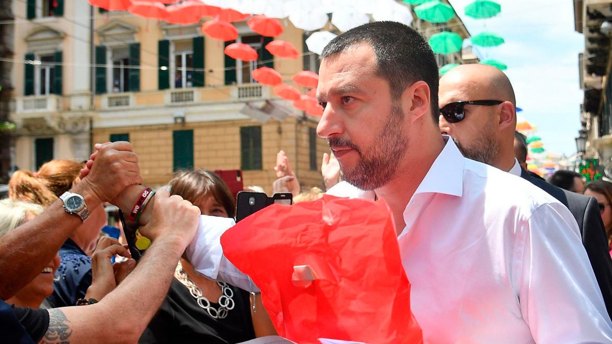 Foto: Luca Zennaro/ANSA via AP/TT | Italiens inrikesminister Matteo Salvini vill registrera alla romer i landet och utvisa icke-italienare.