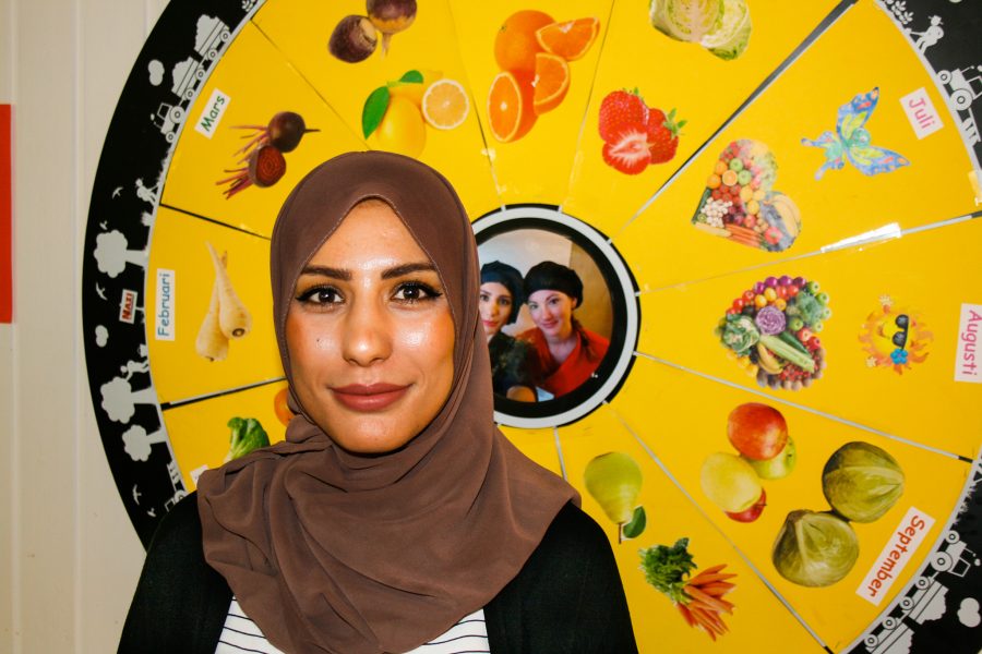 Anna Jonasson | ”Ibland kan barnen behöva smaka på en rätt flera gånger innan de lär sig att tycka om den”, säger Zeinab al Mansour som är kock på förskolan Sagan på  Reimersholme.