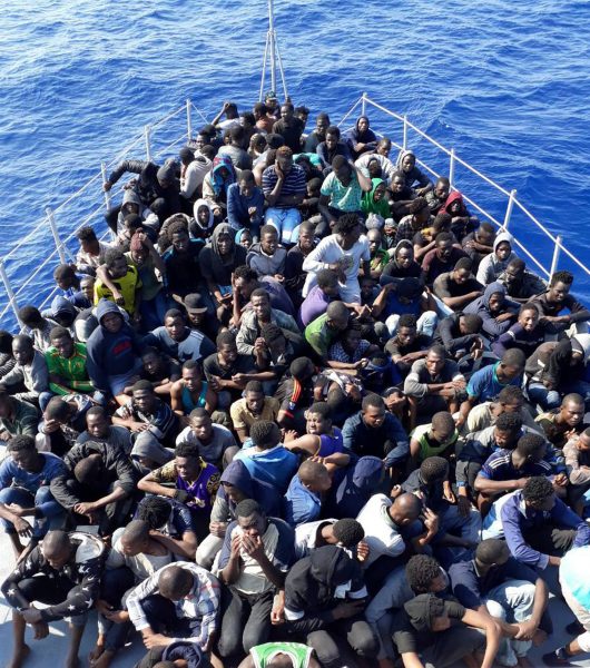Libyska kustbevakningen/AP/TT | Några av de migranter som räddades från fyra båtar i sjönöd i Medelhavet i söndags.
