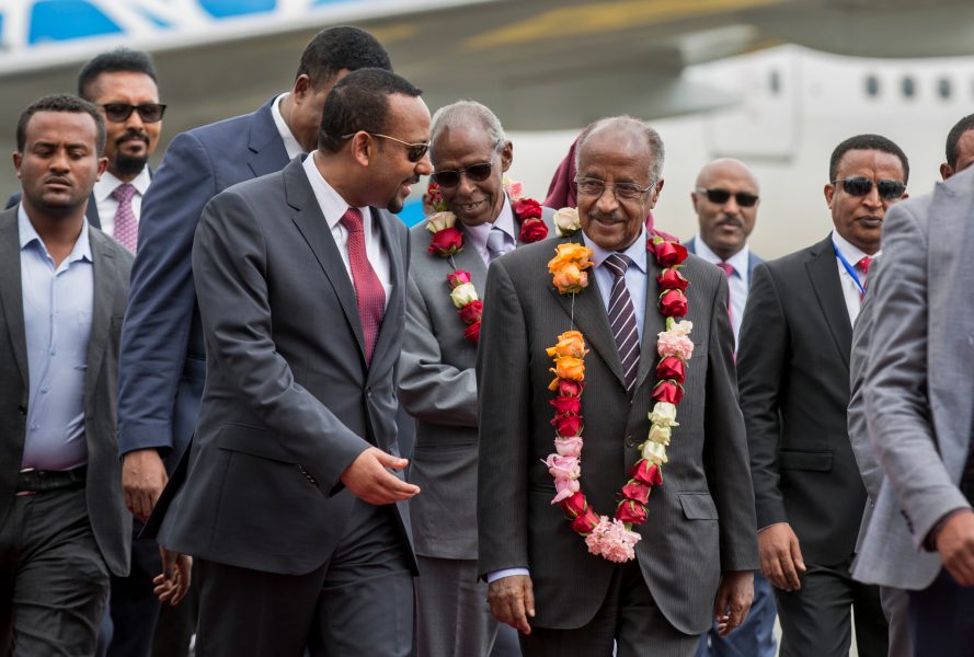 Mulugeta Ayene/AP Photo/TT | Eritreautrikesministerr Osman Sale, till höger, välkomnas av Etiopiens premiärminister Abiy Ahmed, när den  Eritreanska  delegationen anländer till Addis Abeba.
