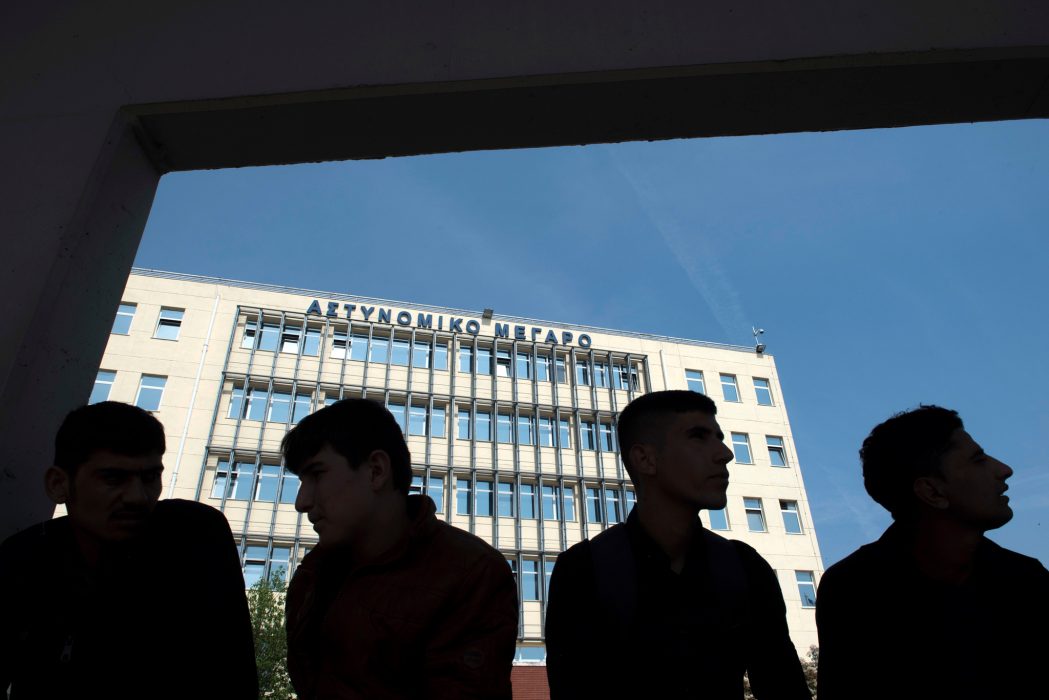 Foto: Giannis Papanikos/AP/TT | Migranter väntar utanför polisstationen i Greklands näst största stad, Thessaloniki, på att bli formellt arresterade och få tillfälligt uppehållstillstånd i landet.