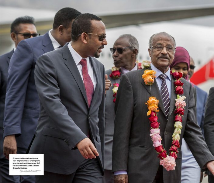 Mulugeta Ayene/AP/TT | Eritreas utrikesminister Osman Sale (t h) välkomnas av Etiopiens premiärminister Abiy Ahmed (t v) vid ankomsten till Addis Abebas ﬂygplats i tisdags.