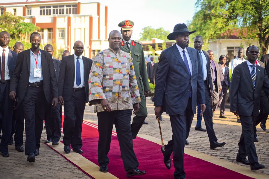 Foto: Jason Patinkin/AP/TT | Sydsudanesiska rebelledaren Riek Machar (vänster) och president Salva Kiir (höger) efter att Machar svurits in som vicepresident 2016.