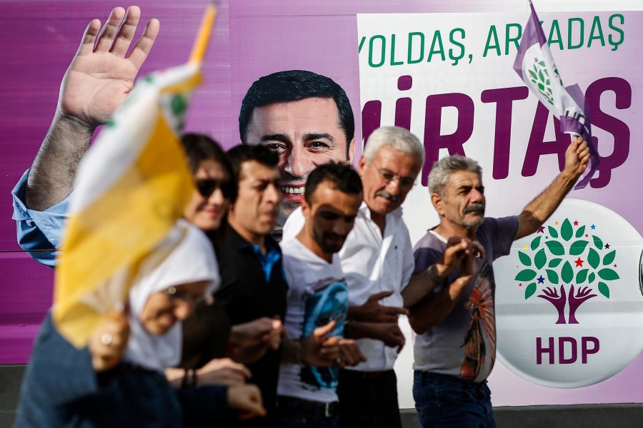 Foto: Lefteris Pitarakis/AP/TT | Anhängare till det prokurdiska HDP under ett valmöte i Istanbul i maj då den fängslade Selahattin Demirtas presenterades som partiets presidentkandidat.