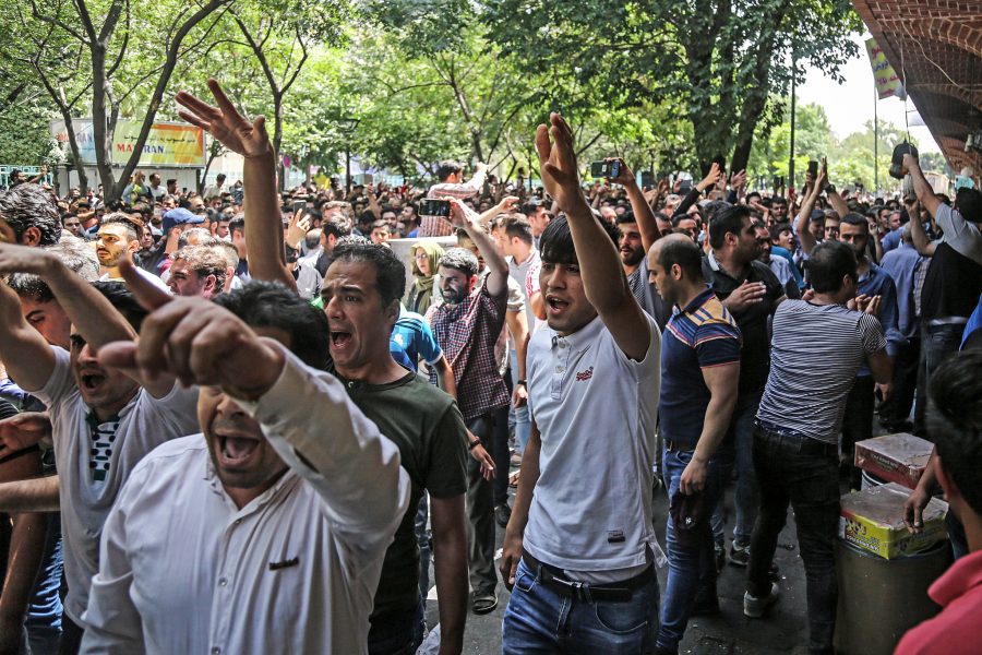 Iranian Labor News Agency/AP/TT | Demonstranter vid basaren i Teheran i måndags.