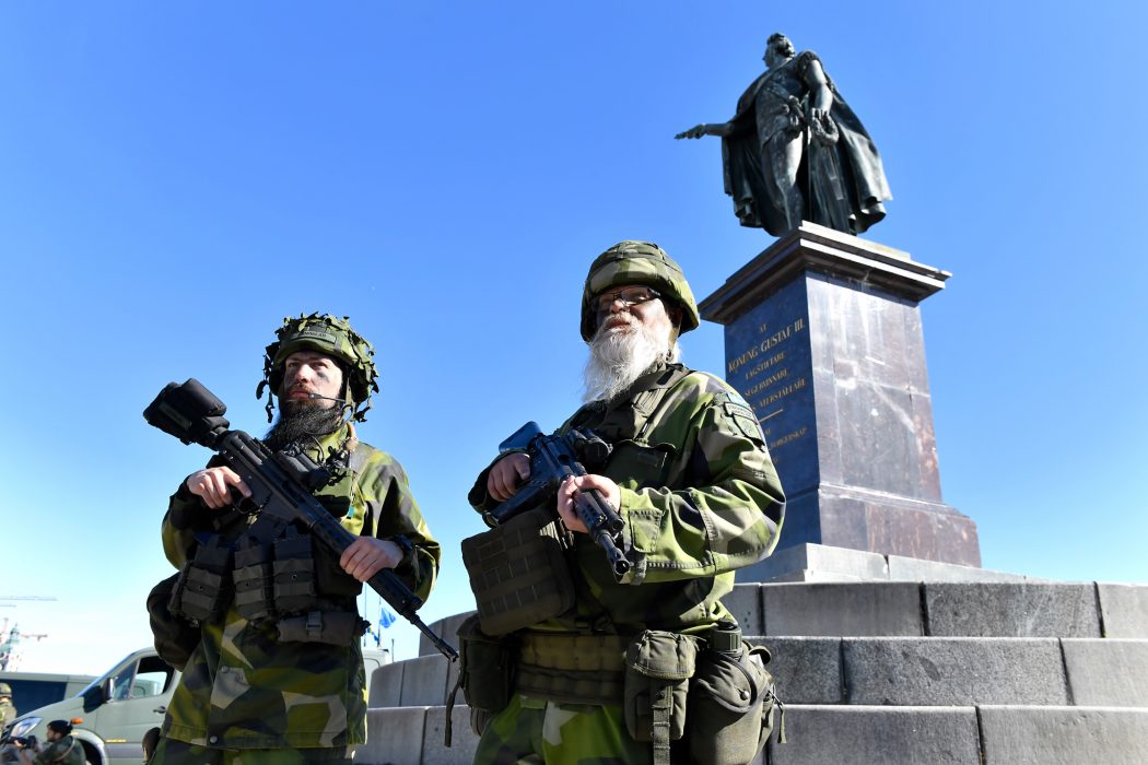 Foto: Jonas Ekströmer / TT | Hemvärnssoldaterna Konrad Lindblad (tv) och Pär Thorhard vaktar slottet under nationaldagen, då en stor försvarsövning med hemvärnet pågår i hela landet.