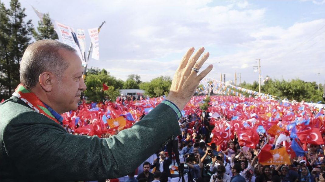 President Recep Tayyip Erdogan talar på ett valmöte i Diyarbakir i sydöstra Turkiet.