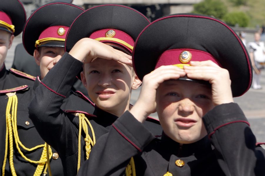 Efrem Lukatsky/AP Photo/TT | Unga kadetter kikar på Kievs militära skolas uppvisning vid minnesdagen av Andra världskriget, 4 maj.