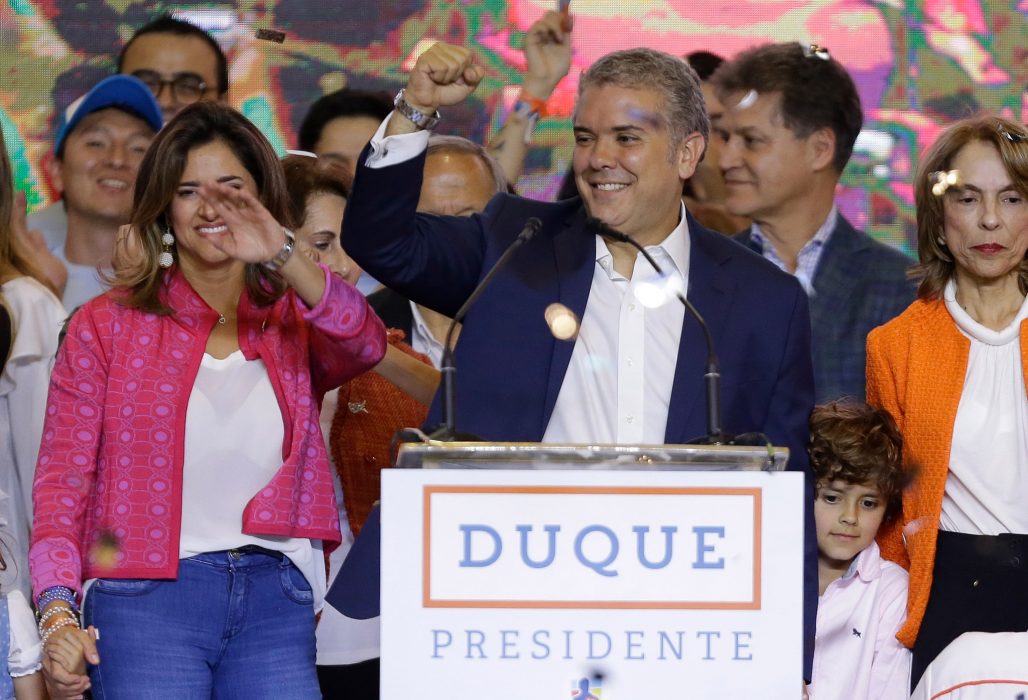 Foto: Fernando Vergara/TT | Iván Duque jublar på valvakan i Bogotá.