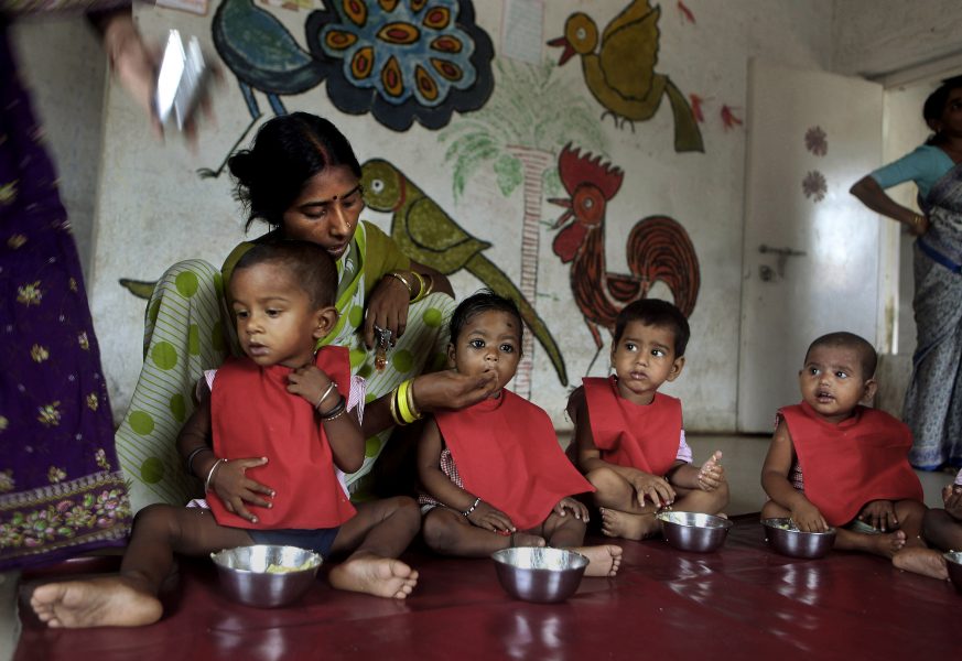 Foto: Rafiq Maqbool/TT | Undernäring och brist på mat gör att att många barn stannar i växten.
