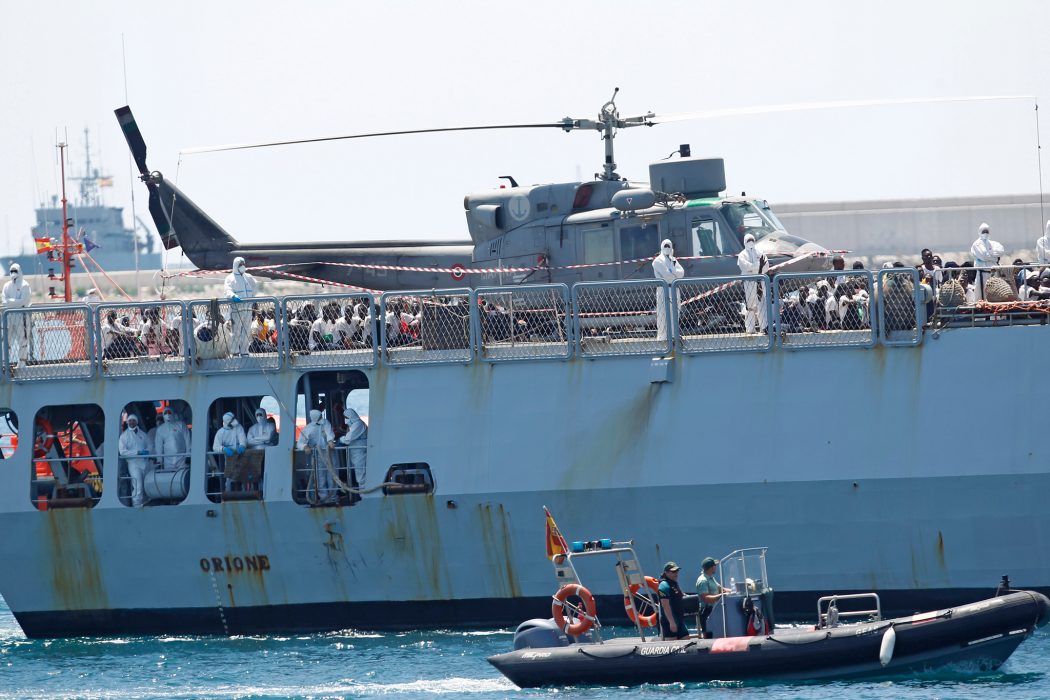 Foto: Alberto Saiz/AP/TT | 629 migranter anlände med fartyget Aquarius och ett par andra fartyg som hjälpte till att eskortera det.