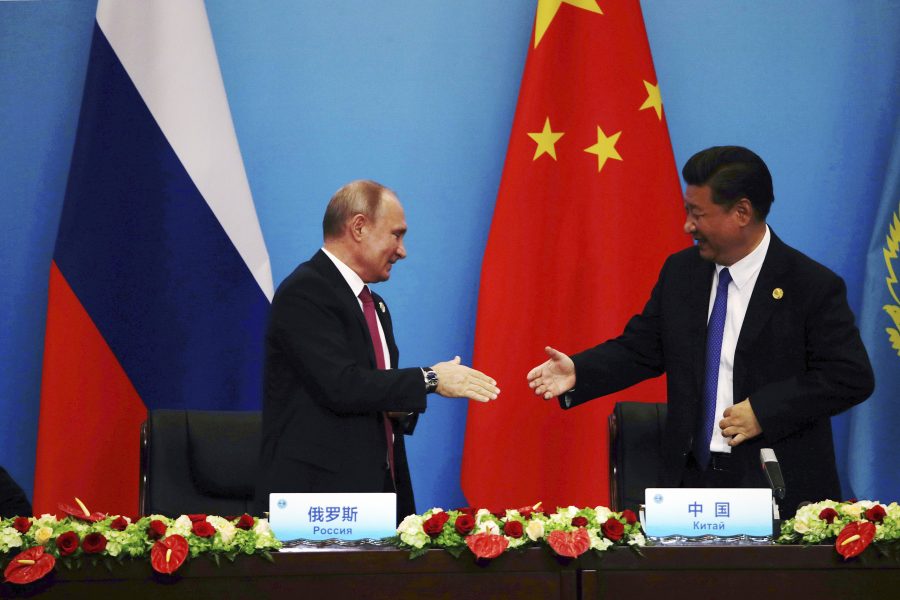 Dake Kang/AP/TT | Kinas president Xi Jinping, till höger, skakar hand med Rysslands president Vladimir Putinefter deras gemensamma presskonferens i Qingdao på söndagen.