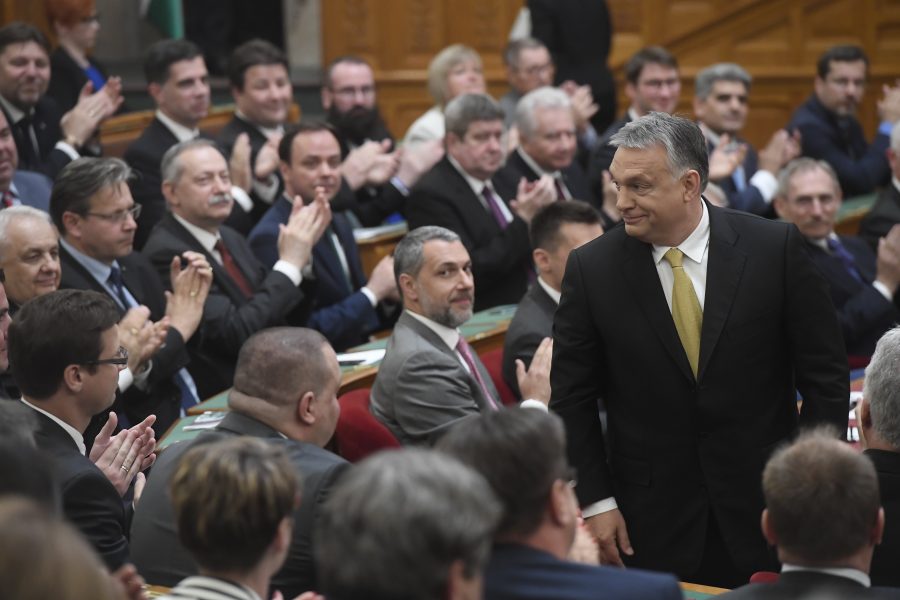 Foto: Tamas Kovacs/AP/TT | Orbán applåderas i Ungerns parlament.