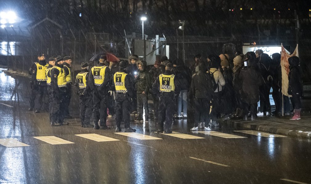 Foto: Johan Nilsson / TT | Polis på plats på Malmö Airport (Sturups flygplats ) vid en transport från Migrationsverkets förvarsenhet för flyktingar i Åstorp.