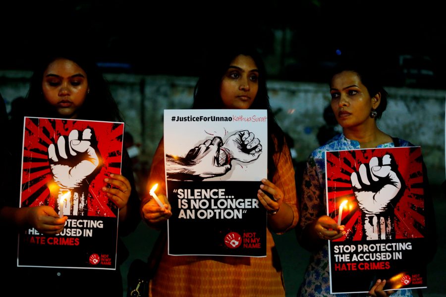 Ajit Solanki/AP/TT | Indiska kvinnor protesterar mot våldtäkt i Ahmadabad i Indien.