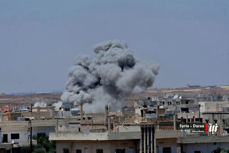 Nabaa Media/AP/TT | Rök över Daraa efter ett av regeringsstyrkornas anfall i tisdags.