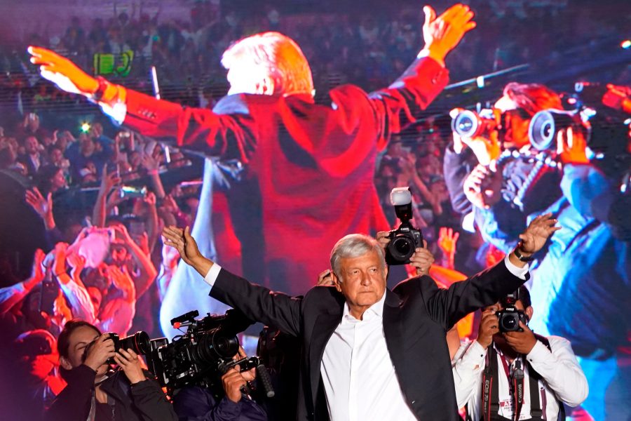 Ramon Espinosa/AP/TT | Presidentkandidat Andrés Manuel López Obrador hälsar på anhängarna vid ett valmöte i Mexiko.