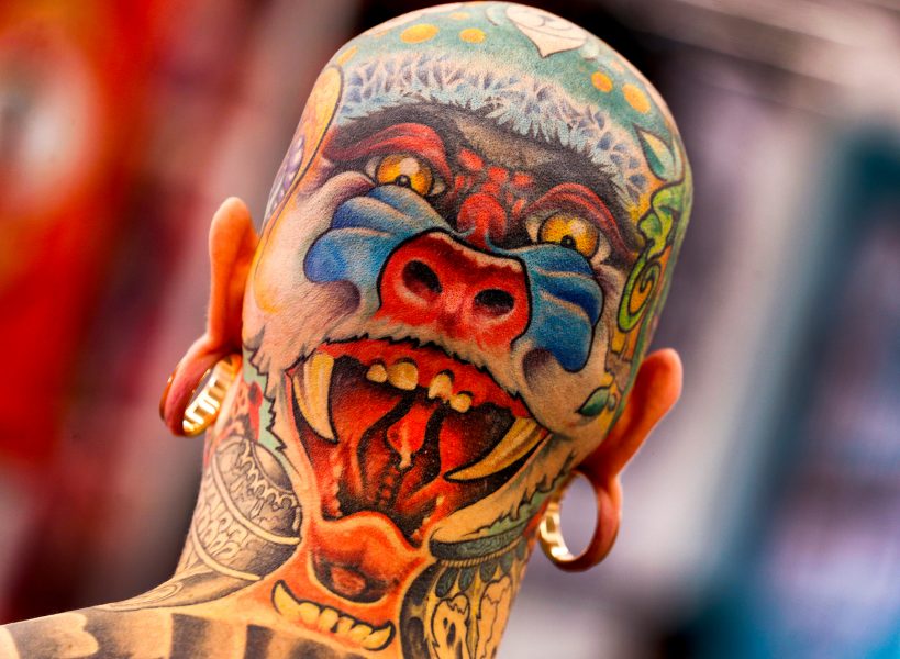 Foto: Michael Probst/AP/TT | En man från Nederländerna visar sina tatueringar på baksidan av sitt huvud under Frankfurt Tattoo Convention i Tyskland.
