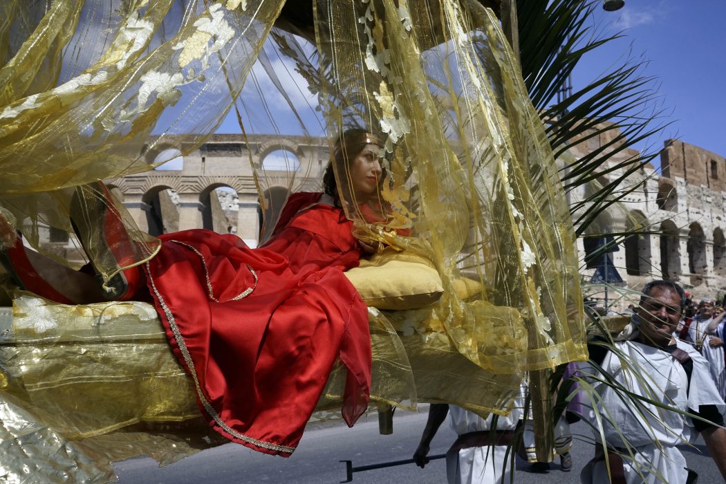 Andrew Medichini/AP/TT | Antikfestival med en parad vid Colosseum – redan de gamla romarna kortade sina texter.
