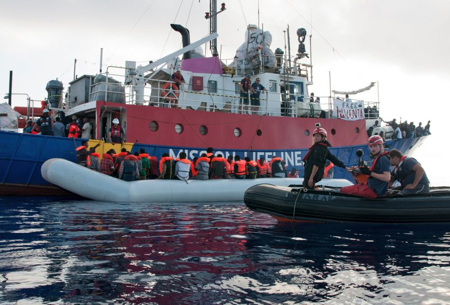 Hermine Poschmann/Mission Lifeline/AP/TT | Räddningsfartyget Lifeline räddar migranter från en gummibåt.