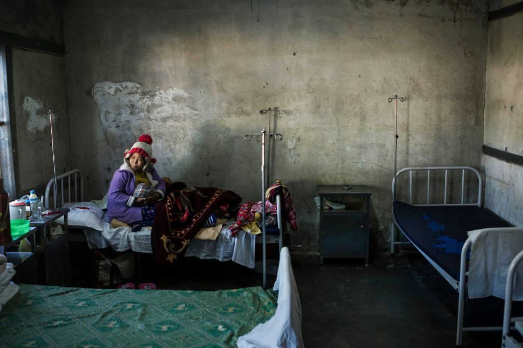 Foto: Vilhelm Stokstad | Nhkum Hkawn Lung, 27, ammar sitt tredje barn på sjukhuset i Laiza i norra Burma.
