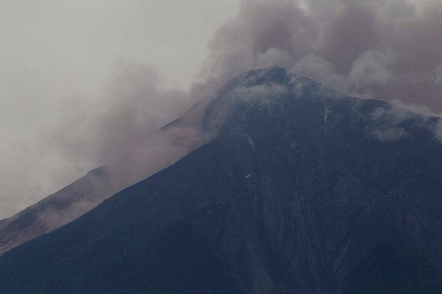 Foto: Luis Soto/TT | Volcan de Fuego, "Eldvulkanen", har varit mer eller mindre aktiv sedan det större utbrottet 2012.