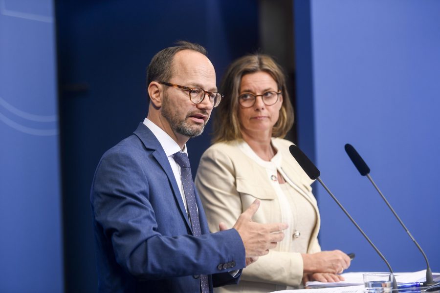 Fredrik Sandberg/ TT | Infrastrukturminister Tomas Eneroth (S) och klimatminister Isabella Lövin (MP) presenterar regeringens plan för vägar, sjöfart och järnväg de närmaste tio åren.