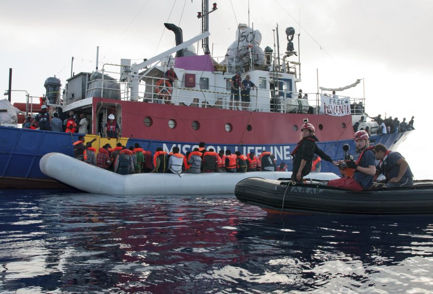 Hermine Poschmann/Mission Lifeline/AP/TT | Räddningsfartyget Lifeline räddar migranter från en gummibåt.