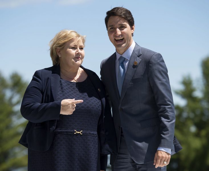 Justin Tang/AP/TT | Kanadas premiärminister Justin Trudeau välkomnar Norges Erna Solberg till G7-mötet i Quebec.