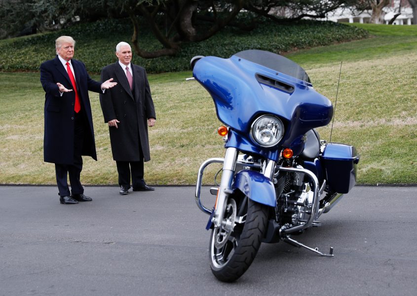 Pablo Martinez Monsivais/AP Photo/TT | President Donald Trump och vicepresident Mike Pence beundrar en Harley Davidson parkerad utanför Vita huset, 2017.