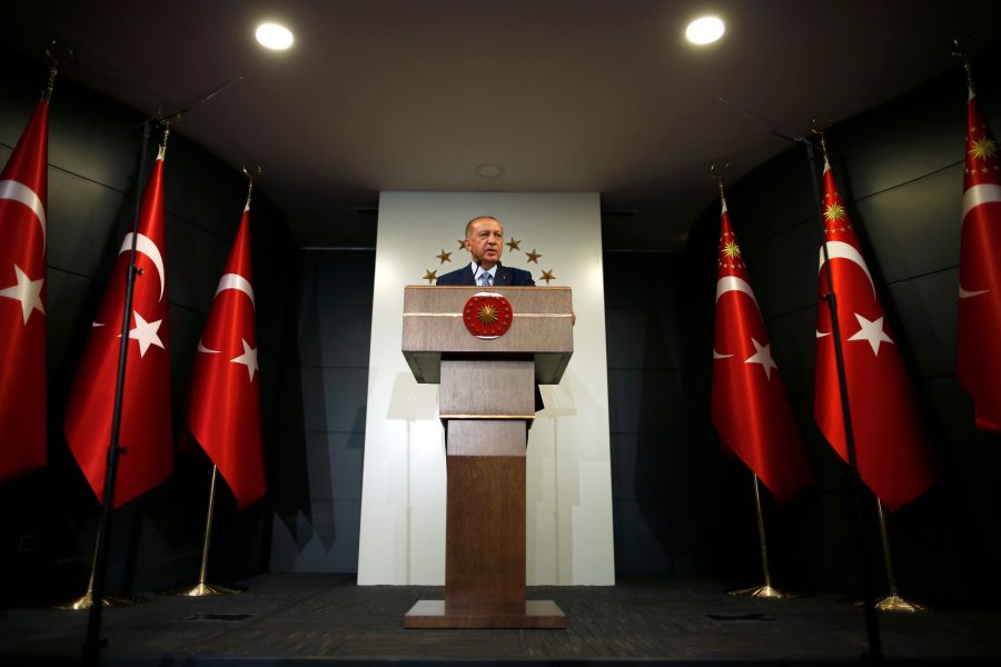 Lefteris Pitarakis/AP/TT | Turkiets president Recep Tayyip Erdogan utropade sig själv till segrare under söndagskvällen.