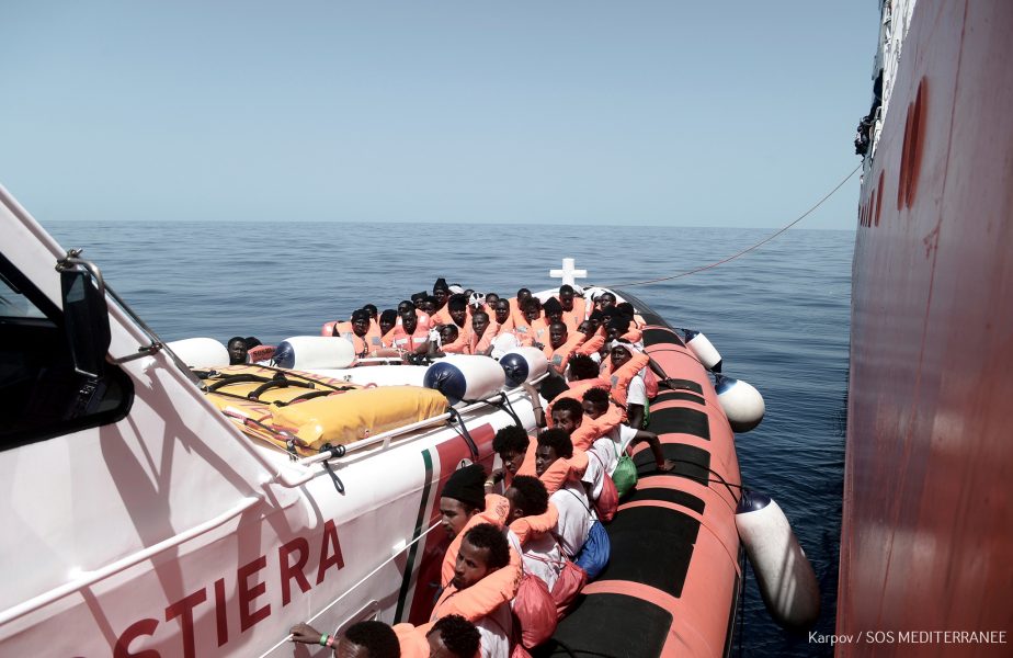Kenny Karpov/SOS Mediterranée via AP/TT | Flyktingar som flyttats över från räddningsfartyget Aquarius, som den nya italienska regeringen hindrade från att lägga till i italienska hamnar.