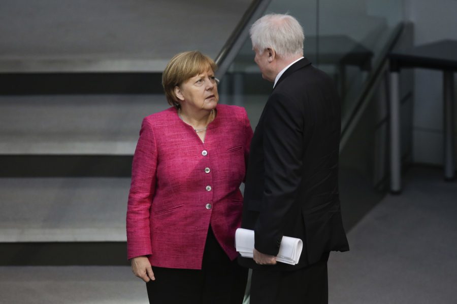 Markus Schreiber/AP/TT | Tysklands förbundskansler Angela Merkel i samtal med inrikesminister Horst Seehofer.