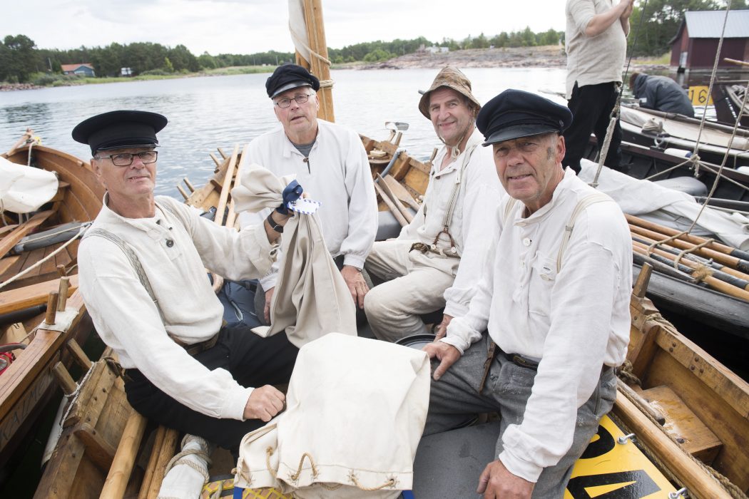 Fredrik Sandberg/TT | Postroddare Hannu Westerling, rotechef Bengt Hägert, Tage Lindberg och Omar Hellman tillsammans med en säck post redo att ros till Sverige ombord på nyländska skötbåten Skedö Sandra.