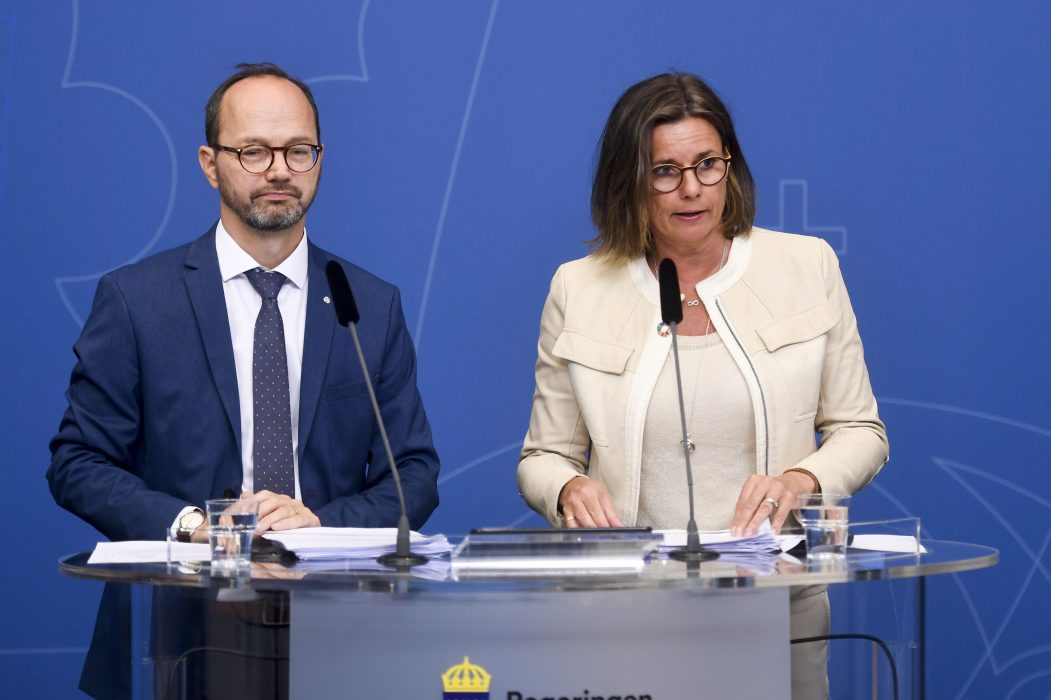 Fredrik Sandberg / TT | Infrastrukturminister Tomas Eneroth (S) och klimatminister Isabella Lövin (MP) presenterar regeringens plan för vägar, sjöfart och järnväg de närmaste tio åren.