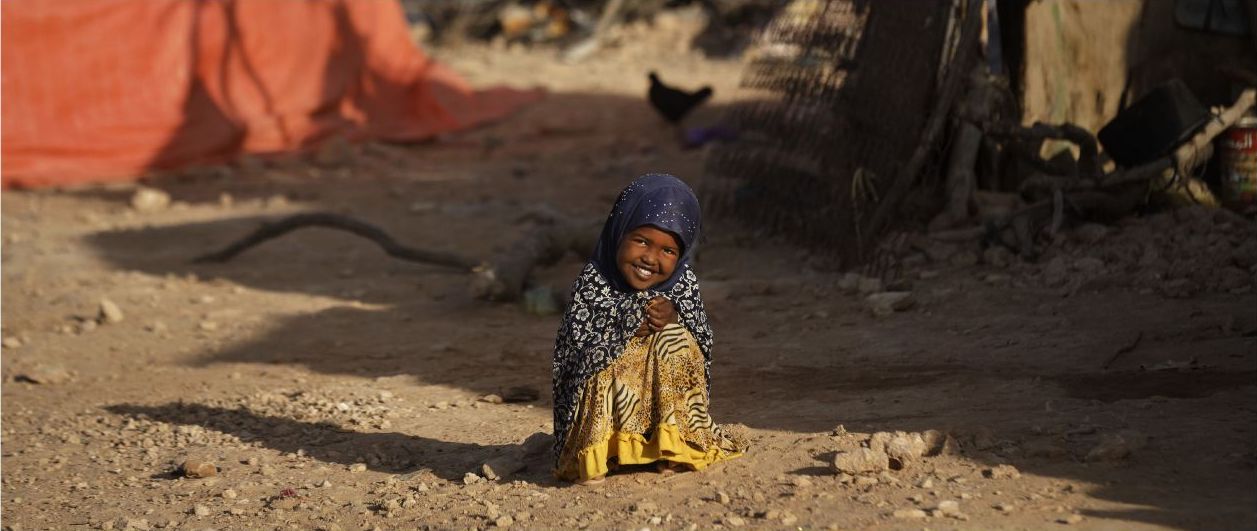 Ben Curtis/TT | En somalisk ﬂicka på ﬂykt från torkan.