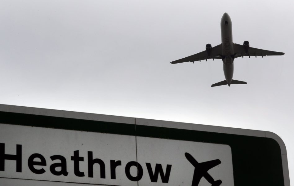 Kirsty Wigglesworth/AP-TT | Ett plan lyfter från Heathrow, där en omstridd ny landningsbana ska byggas.